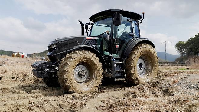 대동이 국내 최초로 비전 AI 기반 무인 자율작업이 가능한 트랙터를 출시했다.  트랙터는 대동의 AI 기술을 집약한 전략 모델이다. 주변 상황을 스스로 인지 및 판단해 농작업을 수행, ‘농업 필드로봇’으로 정의된다는 점에서 기존 트랙터와 차별화 된다고 대동측은 설명했다. [대동]