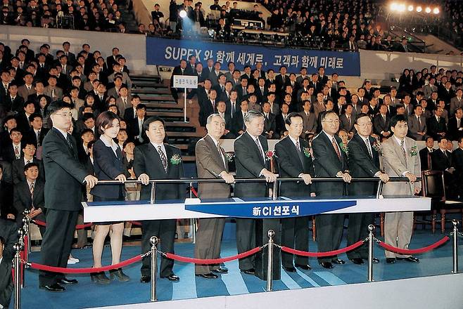 1997년 3월 24일, SK텔레콤으로의 사명 변경 및 신 CI 선포식을 진행하는 모습.  [SK텔레콤 제공]