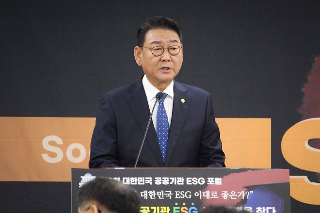 국회 문화체육관광위원장인 김교흥 더불어민주당 의원이 지난 6일 국회의원회관 제3세미나실에서 열린 ‘제2회 대한민국 공공기관 ESG 포럼’에서 축사를 하고 있다. [김교흥 의원실 제공]