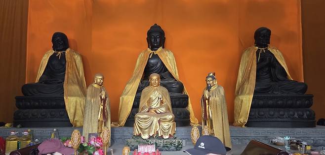 이조암 법당에 팔 하나가 없는 2조 혜가상이 모셔져 있다.