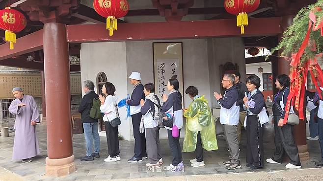 조계종 중앙신도회(회장 정원주)가 지난달 21~27일 ‘2026 중앙신도회 임원 중국 성지순례’를 진행했다. 조계종 중앙신도회 임원들이 삼조사 각적탑(覺寂塔)에서 탑돌이 하는 모습.