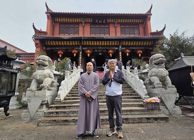 조계종 중앙신도회(회장 정원주)가 지난달 21~27일 ‘2026 중앙신도회 임원 중국 성지순례’를 진행했다. 사진(오른쪽)은 삼조사 조사전을 방문한 정원주 조계종 중앙신도회 회장(헤럴드·대우건설 회장) 모습.