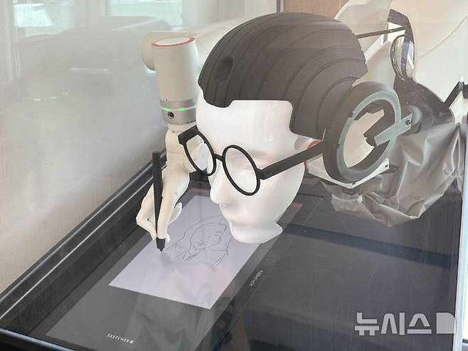 [서울=뉴시스]이지은, 유하영 인턴기자=서울 종로구 사주 카페에서 AI 로봇 관상가가 관상 초상화를 그려주고 있다. 2026.04.07