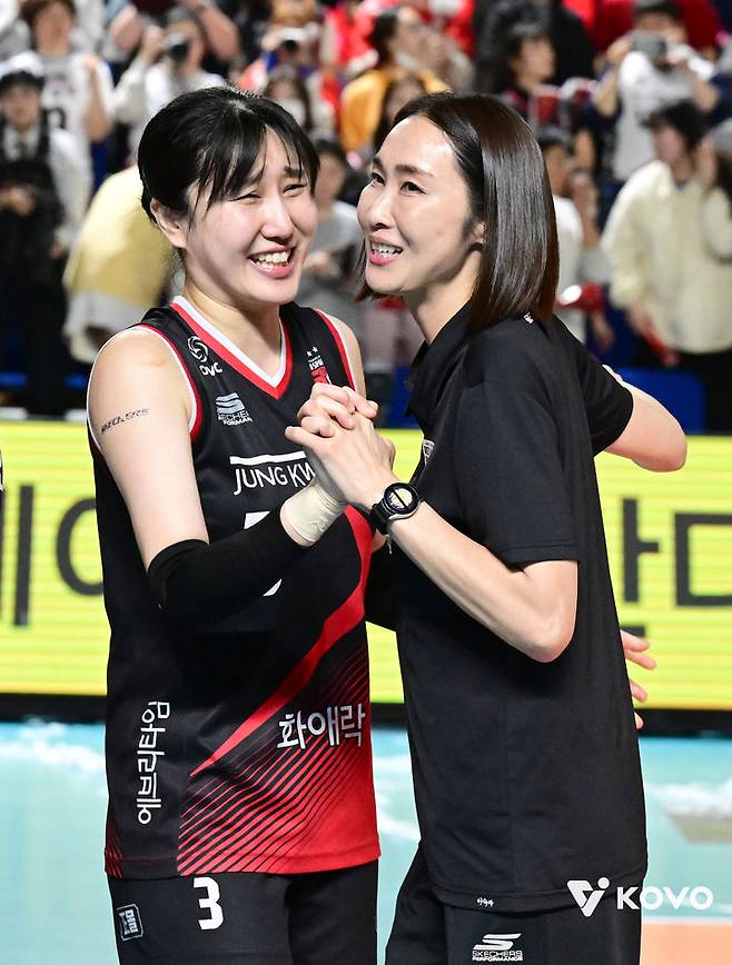 [서울=뉴시스] 이숙자 여자배구 대표팀 코치(오른쪽). (사진=KOVO 제공) 2026.01.14. *재판매 및 DB 금지