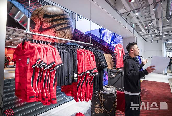 [서울=뉴시스] 정병혁 기자 = 9일 서울 강남구 나이키 강남 플래그십 스토어에서 열린 대한민국 축구대표팀 유니폼 소개 행사에서 나이키 관계자가 유니폼 및 스토어 관련 설명을 하고 있다. 2026.04.09. jhope@newsis.com