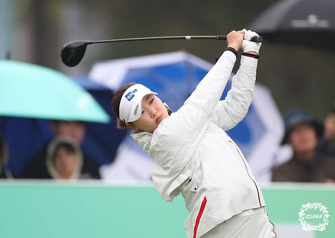 [서울=뉴시스] 김민솔이 9일 경북 구미시 골프존카운티 선산(파72)에서 열린 KLPGA 투어 iM금융오픈 1라운드 1번홀에서 티샷을 하고 있다. (사진=KLPGA 제공) 2026.04.09. *재판매 및 DB 금지