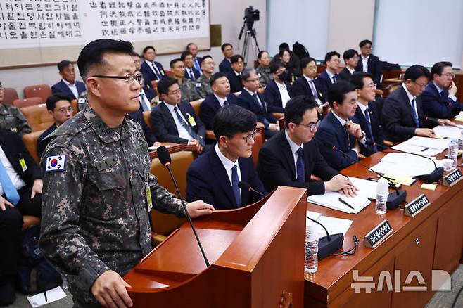 [서울=뉴시스] 김명년 기자 = 김성구 육군 수도화기계보병사단장이 9일 오후 서울 여의도 국회에서 열린 '윤석열 정권 정치검찰 조작기소 의혹사건 진상규명' 국정조사특별위원회 전체회의에서 질의에 답변하고 있다. 2025.04.09. kmn@newsis.com