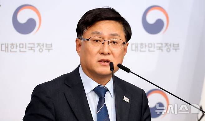 [서울=뉴시스] 추상철 기자 = 김성환 기후에너지환경부 장관이 6일 오후 서울 종로구 정부서울청사에서 에너지 대전환 추진 계획 발표 브리핑을 하고 있다. 2026.04.06. scchoo@newsis.com