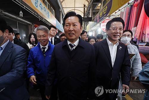 전통시장 찾은 정청래·민형배·김영록 [연합뉴스 제공]