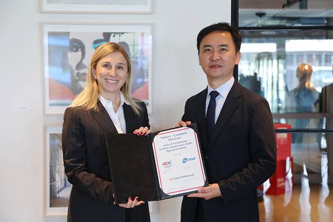 권봉경 한국도로공사 해외사업처장과 에브루 외즈데미르  리막 회장(왼쪽)이 협약식 후 기념 촬영을 하고 있다. 도로공사 제공.