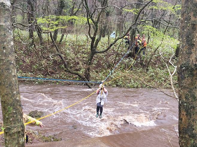 9일 오후 2시쯤 제주시 조천읍 하천 범람으로 3명이 고립돼 소방당국이 구조작업을 하고 있다. 제주소방안전본부 제공