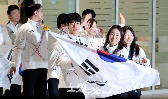 쇼트트랙 국가대표 최민정, 황대헌, 김길리 등 2026 밀라노-코르티나담페초 동계올림픽을 마친 대한민국 선수단이 24일 인천국제공항 제2여객터미널을 통해 귀국하는 모습. 인천공항=박종민 기자
