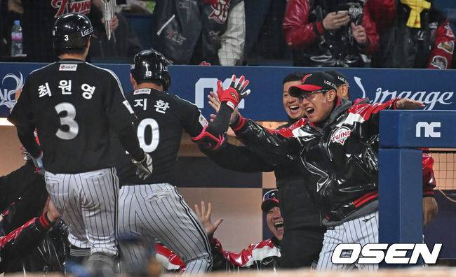 [OSEN=창원, 이석우 기자] 8일 창원NC파크에서 2026 신한 SOL KBO 리그 NC 다이노스와 LG 트윈스의 경기가 열렸다. 홈팀 NC는 신민혁이, 방문팀 LG는 웰스가 선발 출전했다. LG 트윈스 염경엽 감독이 8회초 2사 2루 중견수 쪽 적시타를 치고 홈으로 쇄도, 그라운드 홈런을 만든 오지환을 반기고 있다. 2026.04.08 / foto0307@osen.co.kr