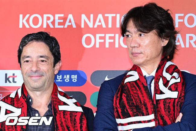 [OSEN=지형준 기자] 홍명보 감독이 이끄는 축구대표팀이 26일 오전 서울 종로구 신문로 축구회관에서 2026 FIFA 북중미 월드컵 3차 예선 명단발표 기자회견이 열렸다.축구대표팀은 오는 9월 5일 서울월드컵경기장에서 팔레스타인을 상대로 예선 1차전을 치른다. 10일 오만에서 원정 2차전을 이어간다.주앙 아로소 수석 코치, 홍명보 감독이 포토타임을 하고 있다. 2024.08.26 / jpnews@osen.co.kr