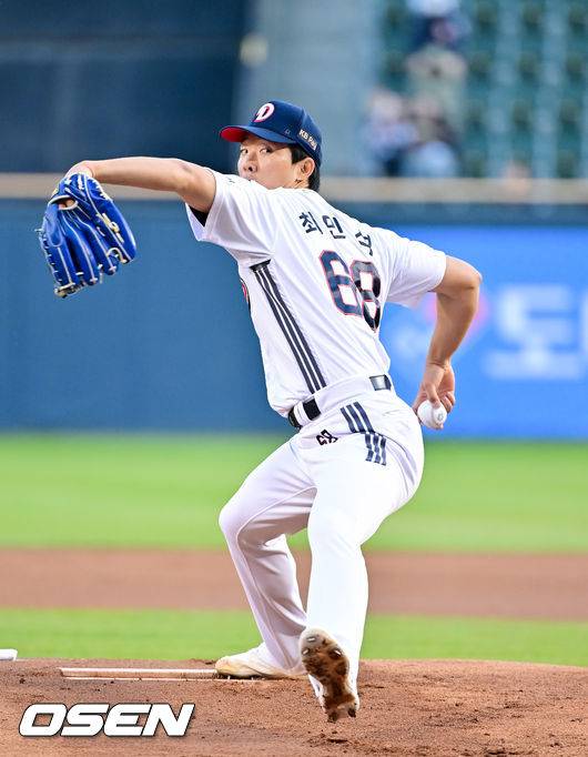 [OSEN=잠실, 박준형 기자] 8일 서울 잠실구장에서 '2026 신한 SOL Bank KBO리그' 두산 베어스와 키움 히어로즈의 경기가 열렸다. 1회초 두산 선발투수 최민석이 역투하고 있다. 2026.04.08 / soul1014@osen.co.kr