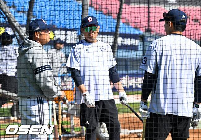 [OSEN=잠실, 박준형 기자] 8일 서울 잠실구장에서 '2026 신한 SOL Bank KBO리그' 두산 베어스와 키움 히어로즈의 경기가 열렸다. 경기 앞서 두산 김원형 감독이 양의지, 양석환과 이야기를 나누고 있다. 2026.04.08 / soul1014@osen.co.kr