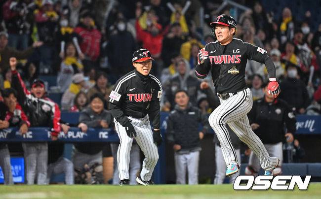[OSEN=창원, 이석우 기자] 8일 창원NC파크에서 2026 신한 SOL KBO 리그 NC 다이노스와 LG 트윈스의 경기가 열렸다. 홈팀 NC는 신민혁이, 방문팀 LG는 웰스가 선발 출전했다. LG 트윈스 오지환이 8회초 2사 2루 중견수 쪽 적시타를 치고 홈으로 쇄도, 그라운드 홈런을 만들고 있다. 뒤쪽에서 정수성 주루코치가 지켜보고 있다. 2026.04.08 / foto0307@osen.co.kr