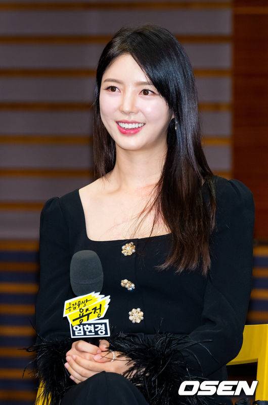 [OSEN=민경훈 기자] 3일 오후 서울 마포구 상암동 MBC 골든마우스홀에서 MBC 새 일일드라마 ‘용감무쌍 용수정’가 제작발표회가 열렸다.오는&nbsp;6일&nbsp;첫 방송될&nbsp;MBC&nbsp;새 일일드라마&nbsp;‘용감무쌍 용수정(약칭 용수정)’은 현대판 거상(巨商)&nbsp;임상옥을 꿈꾸는 거침없는 상여자 용수정(엄현경 분)과 그에게 운명을 맡긴 악바리 짠돌이 여의주(서준영 분)가 함께하는 화끈하고 통쾌한 로맨스 복수극.배우 엄현경이 기자간담회에서 미소짓고 있다. 2024.05.03 /rumi@osen.co.kr