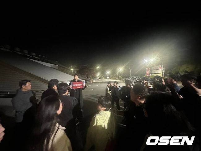 [사진] 함지훈의 은퇴는 밤 11시가 다 돼서야 끝났다