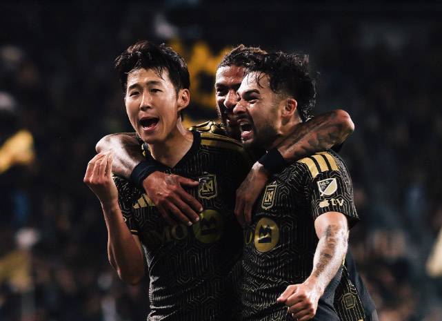 ‘캡틴’ 손흥민이 8일 미국 캘리포니아주 로스앤젤레스(LA) BMO 스타디움에서 열린 ‘디펜딩 챔피언’ 크루스 아술(멕시코)과 2026 북중미카리브축구연맹(CONCACAF) 챔피언스컵 8강 1차전에서 전반 30분 선제 결승골을 터트린 뒤 '블라블라'(Blah blah blah) 세리머니를 펼치고 있다. 로스앤젤레스(LA)FC 공식 SNS