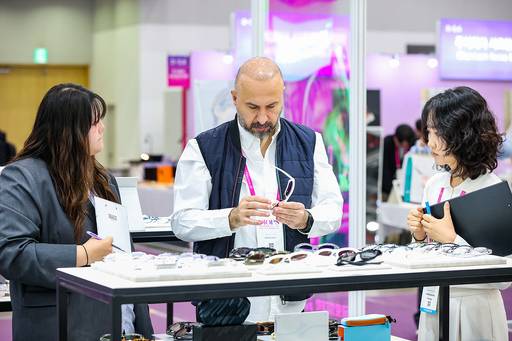 지난 4일 대구국제안경전(DIOPS) 전시 부스를 찾은 외국인 바이어들이 전시 제품을 꼼꼼히 살피고 있다. 대구시 제공