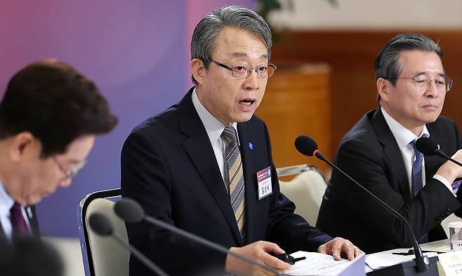 김성식 국민경제자문회의 부의장이 9일 청와대에서 열린 국민경제자문회의 제1차 전체회의에서 발언하고 있다. 뉴시스