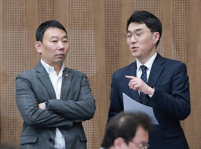 민주당 김용민 의원과 대화하는 김남국 대변인 - 더불어민주당 김남국(오른쪽) 대변인이 9일 국회 소통관에서 경기 안산갑 국회의원 재선거 출마를 선언하기에 앞서 민주당 김용민 의원과 대화하고 있다. 2026.4.9