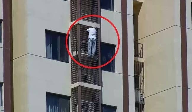 중국에서 90세 가까운 할머니가 실수로 아파트 침실이 잠기자 27층에서 외벽을 타고 내려오는 아찔한 장면을 연출해 화제다. 홍콩 사우스차이나모닝포스트(SCMP) 캡처