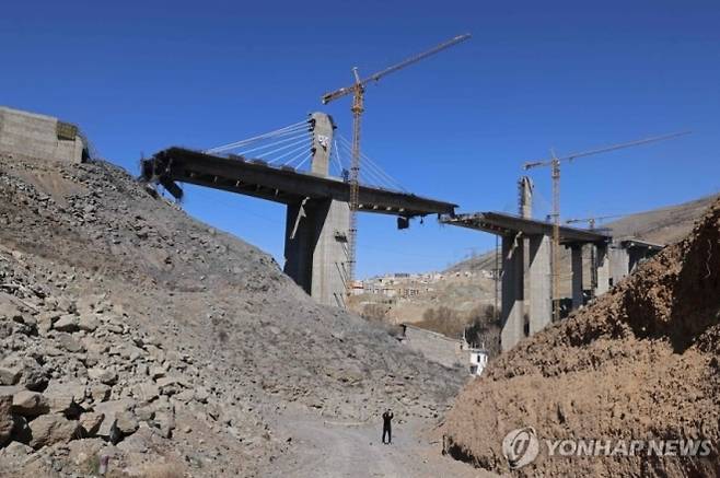 현지시간으로 2일 미국의 공습으로 파괴된 이란 카라지 소재 B1 교량 모습. AFP 연합뉴스