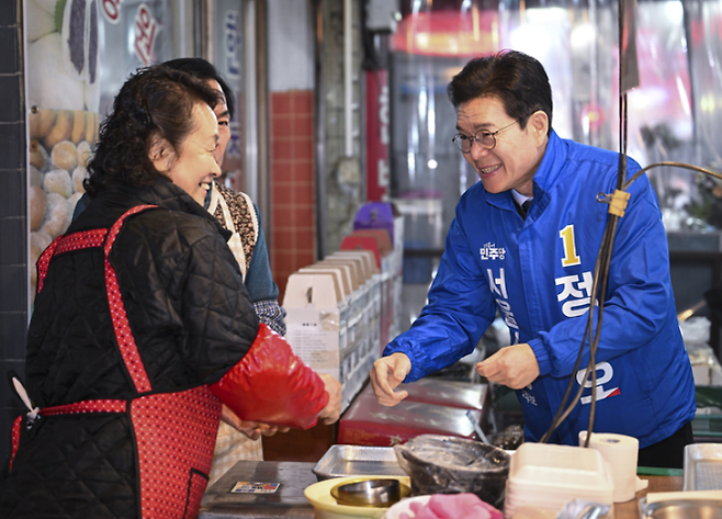 정원오 더불어민주당 서울시장 예비후보가 9일 서울 중랑구 동원시장을 방문해 상인들과 인사하고 있다. 이지훈 기자