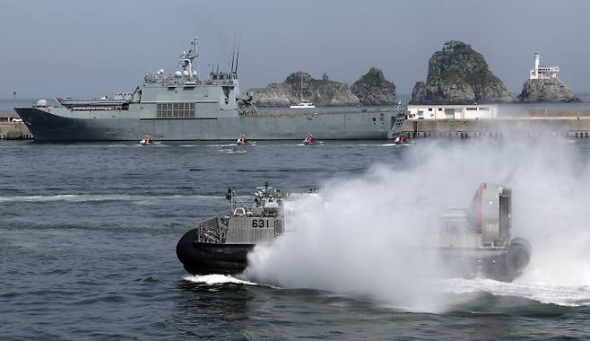 지난 2023년 6월 부산작전기지에서 유무인 복합전투체계 ‘네이비 씨 고스트(Navy sea Ghost)를 적용한 상륙작전이 시연되고 있다. 시연에는 무인전력으로 무인수상정(USV)와 무인항공기(UAV) 30여대가 동원됐다. 연합뉴스