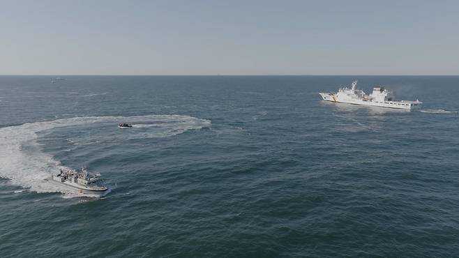 이달 6일 서해 소청도 남서방 40해리 해상에서 불법어선 특별 단속 훈련중인 해양경찰 3019함. 사진 제공=중부해경청