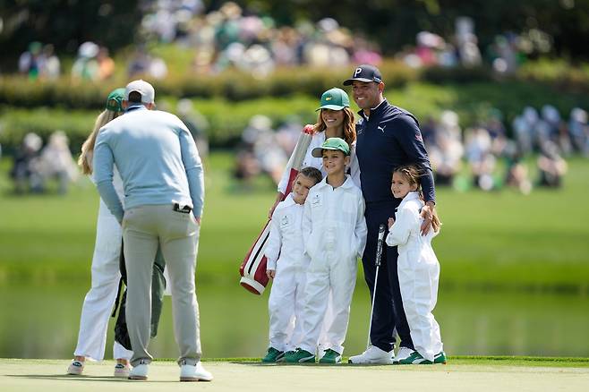 2019년 US 오픈 챔피언인 게리 우들런드(오른쪽 두 번째)가 8일(현지 시간) 미국 조지아주 오거스타 내셔널GC 옆 코스에서 열린 마스터스 파3 콘테스트 중 아내, 세 아이와 기념 촬영을 하고 있다. AP연합뉴스