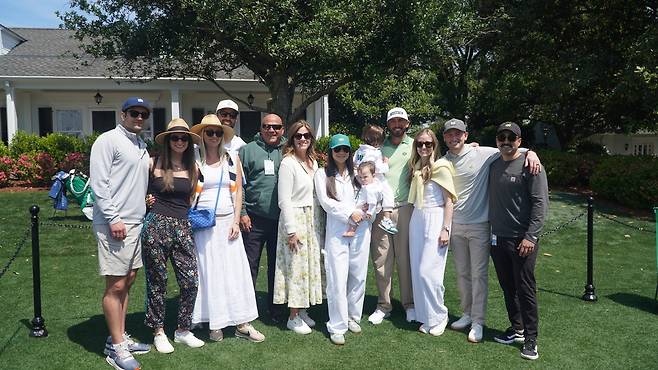 맥스 호마(네 번째)와 가족들. 기자에게 사진 촬영을 요청한 호마의 아내는 “어렵겠지만 프레임에 모두 다 담겨야 한다”며 웃어 보였다. 오거스타=양준호 기자