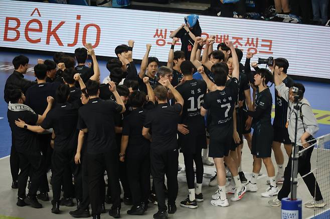 8일 천안 유관순체육관에서 열린 프로배구 챔피언결정전 4차전 현대캐피탈과 대한항공의 경기. 현대캐피탈 선수들이 3:0으로 승리한 뒤 환호하고 있다. 연합뉴스