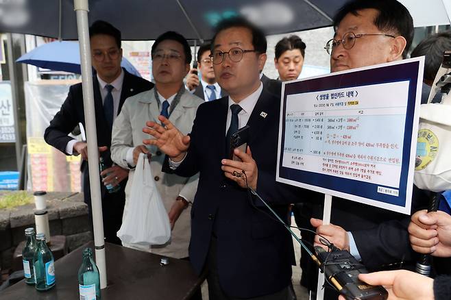 ‘연어 술 파티’, ‘진술 회유 의혹’ 검증을 위해 9일 경기 수원지검을 현장 방문한 국회 ‘윤석열 정권 정치검찰 조작기소 의혹 사건 진상규명 국정조사특별위원회’ 위원들이 수원지검 인근 편의점에서 현장 재연을 하고 있다. 국회사진기자단