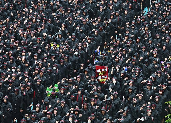 지난 2024년 7월 8일 오전 경기도 화성시 삼성전자 화성사업장 앞에서 열린 전국삼성전자노동조합 총파업 결의대회에서 조합원들이 구호를 외치고 있다. 연합뉴스