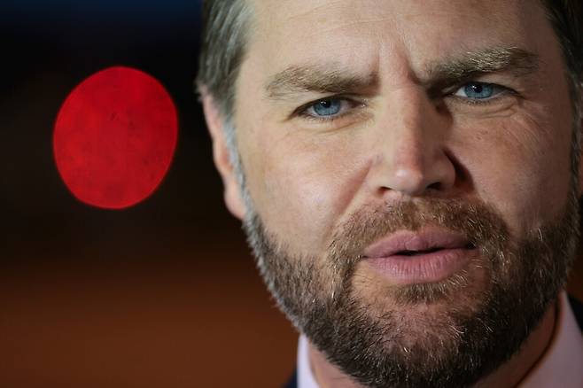 8일(현지시간) 헝가리 부다페스트의 페렌츠 리스트 국제공항에서 미국의 JD 밴스 부통령이 취재진을 만나 인터뷰하는 모습 ⓒ AP연합