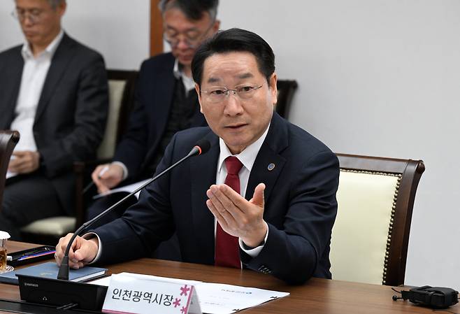 유정복 시장이 9일 시청에서 '2026년 4월 인천광역시 긴급 간부회의'를 열고 제2차 공공기관 지방 이전 대응방안을 논의하고 있다&nbsp;Ⓒ인천시 제공