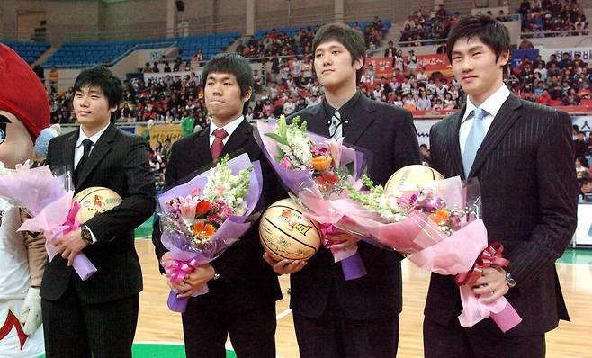 박구영 현대모비스 코치(왼쪽 첫 번째)은 함지훈(왼쪽 세 번째)를 팀의 든든한 차체로 비유했다. 사진제공｜KBL