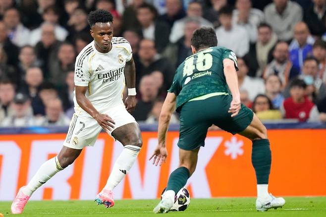 레알 마드리드의 비니시우스 주니오르(왼쪽)이 지난달 12일 마드리드에서 열린 맨체스터 시티와  UEFA 챔피언스리그 16강 1차전 홈경기에서 상대 수비수 후사노프를 피해 드리블하고 있다. 마드리드｜AP뉴시스