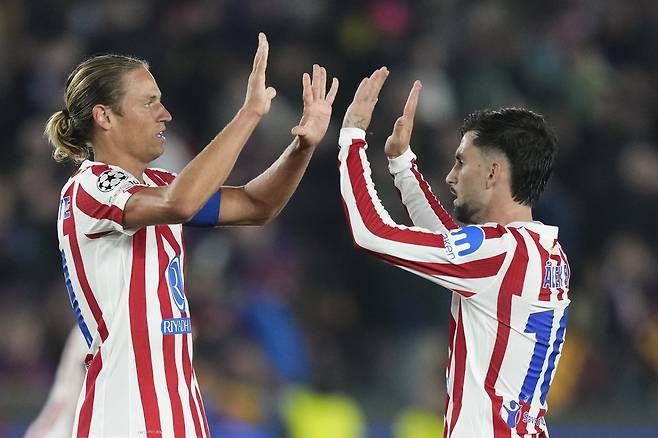 아틀레티코 마드리드 선수들이 9일 스페인 바르셀로나 캄노우에서 열린 바르셀로나와 2025~2026 유럽축구연맹 챔피언스리그 8강 1차전에서 승리한 뒤 기뻐하고 있다.   바르셀로나 | EPA연합뉴스