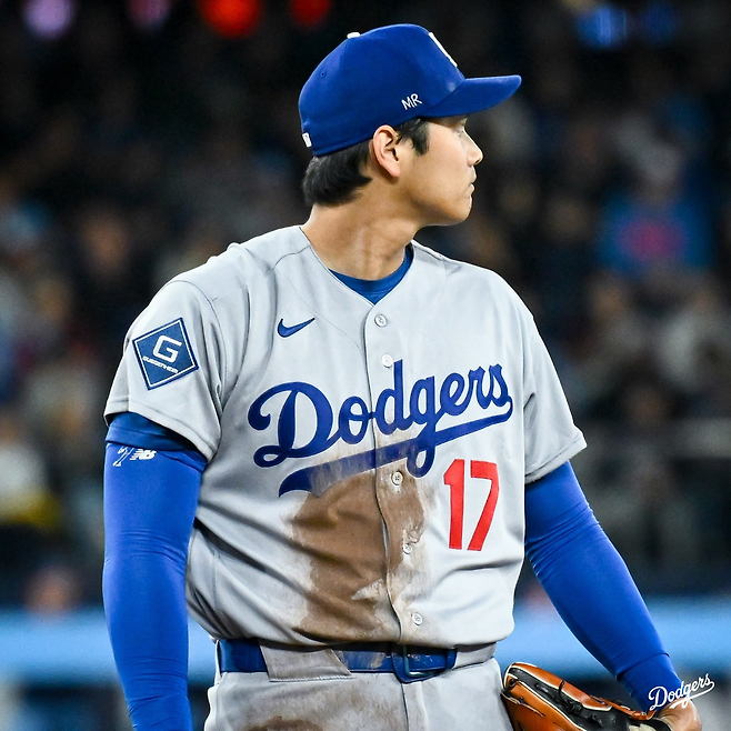 LA 다저스 오타니 쇼헤이가 9일 토론토전에 동료 미겔 로하스 부친 별세를 추모하며 모자에 ‘MR’ 을 새기고 던졌다. 다저스 SNS