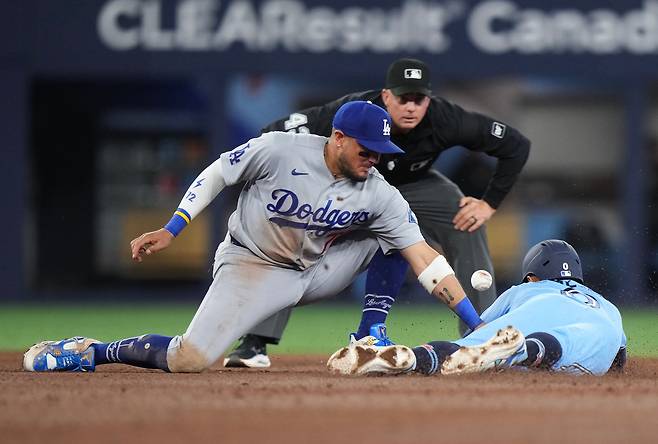 부친상에도 경기에 출전한 LA 다저스 미겔 로하스가 8회말 2루 도루를 하는 토론토 안드레 히메네스에 태그를 하고 있다. AP연합뉴스