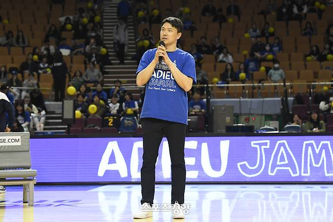 김효범 서울 삼성 감독이 지난 8일 잠실실내체육관에서 열린 대구 한국가스공사와 프로농구 최종전이 끝난 뒤 팬들에게 마지막 인사를 전하고 있다. KBL 제공