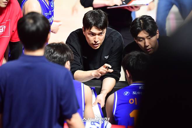 김효범 서울 삼성 감독(가운데) | KBL 제공