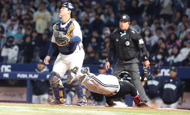 LG 오지환이 8일 창원 NC전 중견수 최정원의 수비 실수를 틈타 홈까지 파고들며 2타점 그라운드 홈런을 기록하고 있다. 연합뉴스