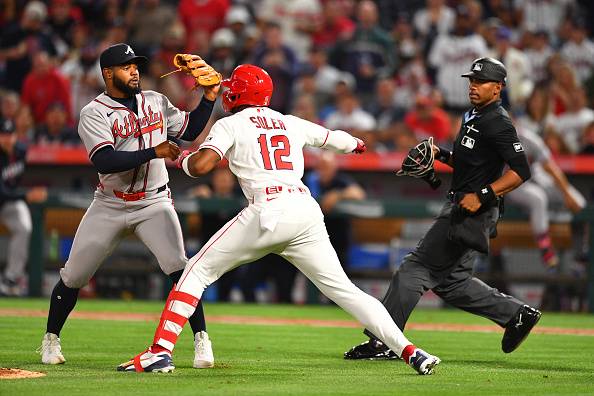 LA 에인절스 호르헤 솔레어가 8일 애틀랜타 선발 레이날도 로페즈를 향해 주먹을 휘두르고 있다. 게티이미지