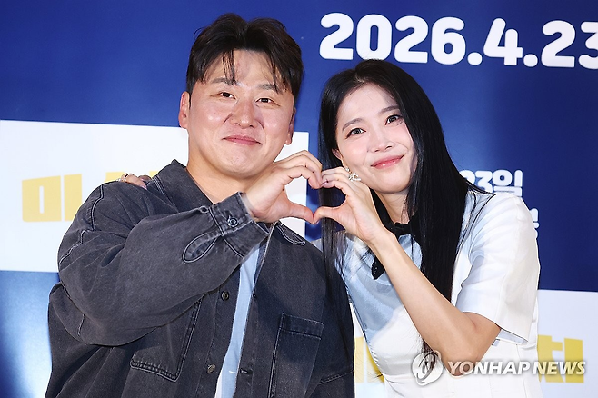 배우 오대환(왼쪽)과 오윤아. 연합뉴스 제공.