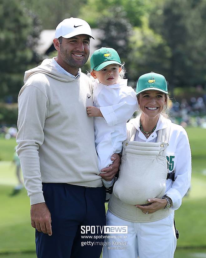 ▲ 왼쪽부터 스코티 셰플러, 첫째 아들, 그의 아내